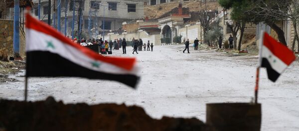 Bandeiras da Síria na cidade de Madaya, em 14 de janeiro - Sputnik Brasil