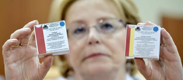 A ministra da Saúde da Rússia, Veronika Skvortsova, mostra embalagem de vacina russa contra o ebola - Sputnik Brasil