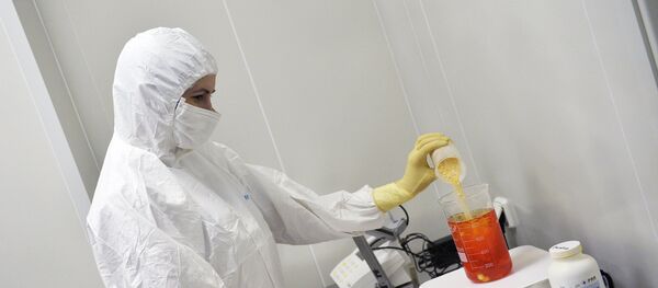 Uma das etapas do procedimento da preparação da vacina pelos cientistas do Insituto Gamaleya - Sputnik Brasil