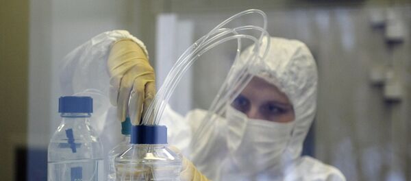 Uma etapa do procedimento da preparação do remédio contra o Ebola no Instituto Gamaleya - Sputnik Brasil