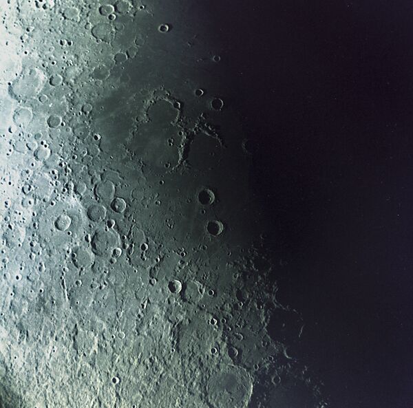 Foto da Lua tomada pela estação automática soviética Zond-7 a 10.000 km da superfície lunar Foto da Lua tomada pela estação automática soviética Zond-7 a 10.000 km da superfície lunar - Sputnik Brasil