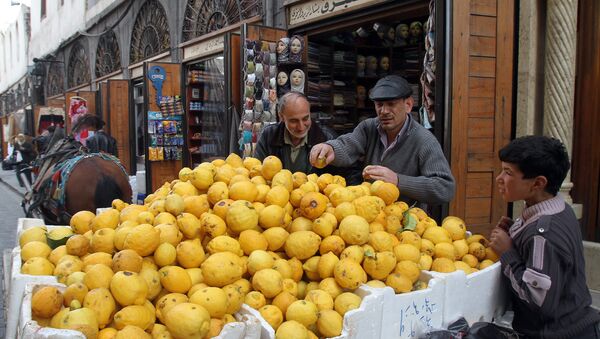 Homem escolha limões no mercado na rua al-Mustaqim em Damasco, Síria - Sputnik Brasil