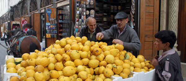 Homem escolha limões no mercado na rua al-Mustaqim em Damasco, Síria - Sputnik Brasil