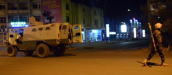 Exército de Burkina Faso patrulha as redondezas do Hotel Splendid, em Ouagadougou, capital do país - Sputnik Brasil