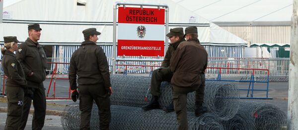 Soldados austríacos perto da fronteira com a Eslovênia em Spiefeld, Áustria Soldados austríacos perto da fronteira com a Eslovênia em Spiefeld, Áustria - Sputnik Brasil