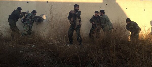 Exército sírio realiza uma operação especial nos subúrbios leste de Damasco, Síria, 22 de dezembro de 2015 Exército sírio realiza uma operação especial nos subúrbios leste de Damasco, Síria, 22 de dezembro de 2015 - Sputnik Brasil