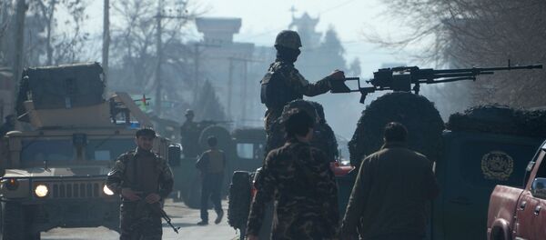 Agentes das forças de segurança afegãs, em estado de alerta, guardam o local do ataque suicida em Jalalabad, Afeganistão, 17 de janeiro de 2016 - Sputnik Brasil