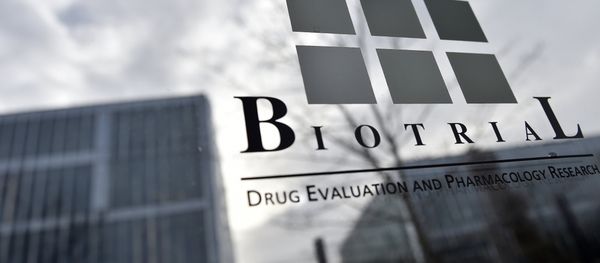 Logotipo do laboratório Bial no seu edifício em Rennes, França - Sputnik Brasil