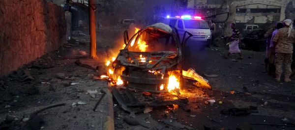 Carro em chamas em frente à casa do chefe de segurança de Aden, no Iêmen. Foto de arquivo - Sputnik Brasil