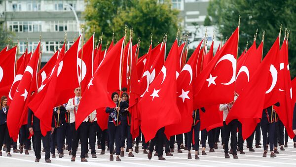 Manifestantes carregam bandeiras turcas durante a cerimónia de comemoração do 92 aniversário do Dia de República, Ancara, Turquia, 29 de outubro de 2015 - Sputnik Brasil