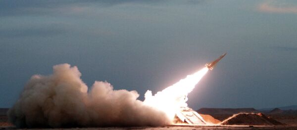 Míssil é lançado durante os exercícios militares no Irã - Sputnik Brasil