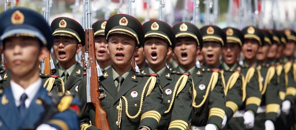 Soldados do Exército de Libertação Popular da China marcham em Hong Kong nas comemorações do aniversário da passagem do território do Reino Unido à China em 1997, 30 de junho de 2015 - Sputnik Brasil