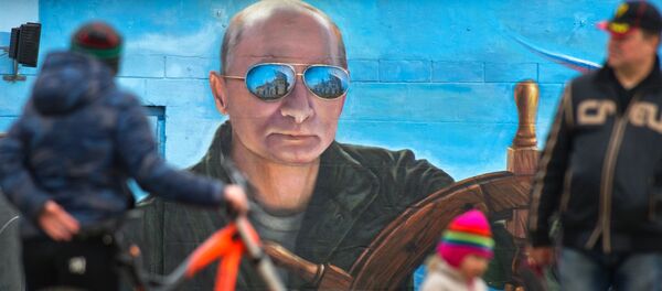 Retrato do presidente Vladimir Putin pintado sobre um muro em Yalta, na Crimeia - Sputnik Brasil
