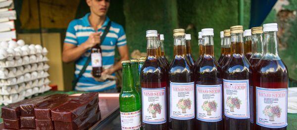 Garrafas usadas de Havana Club são usadas para vinho caseiro. Esta foto de 5 de novembro de 2015 mostra uma loja de vinho e alimentação em Havana - Sputnik Brasil