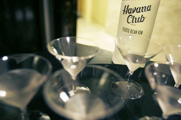 Uma garrafa do Havana Club do Porto Rico servido em um bar de Miami - Sputnik Brasil