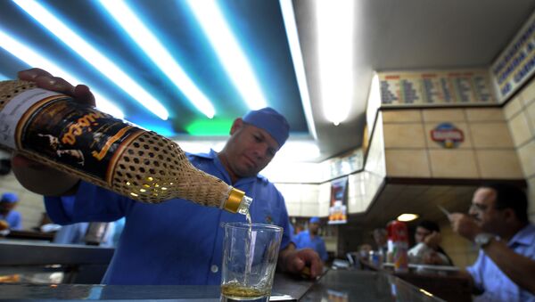 Cachaça é servida em um bar do Rio de Janeiro - Sputnik Brasil