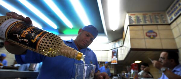 Cachaça é servida em um bar - Sputnik Brasil