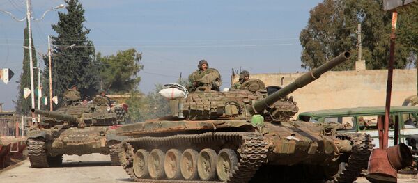 Tanques do Exército sírio entram na vila perto da base militar de Kweyris, Síria, 15 de novembro de 2016 Tanques do Exército sírio entram na vila perto da base militar de Kweyris, Síria, 15 de novembro de 2016 - Sputnik Brasil