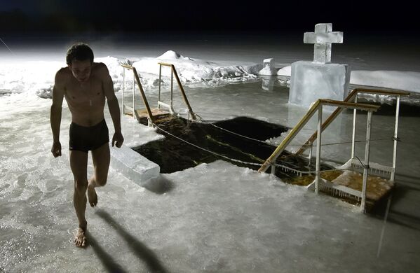 Homem participa de mergulhos noturnos de batismo na região de Valdai - Sputnik Brasil
