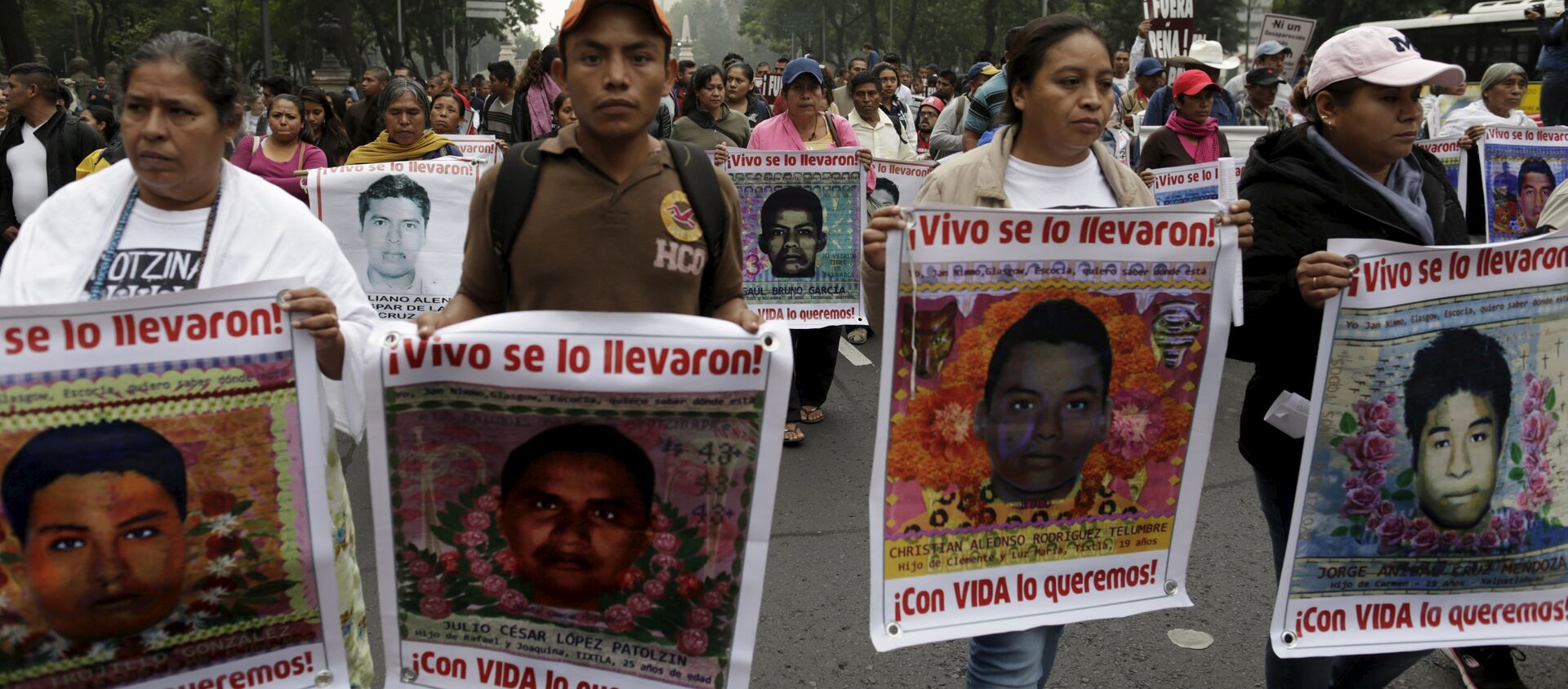 Familiares seguram imagens de alguns dos 43 estudantes desaparecidos de Ayotzinapa, em marcha na Cidade do México - Sputnik Brasil, 1920, 19.01.2016