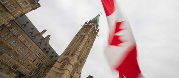 Bandeira do Canadá em frente do Parlamento Bandeira do Canadá em frente do Parlamento - Sputnik Brasil