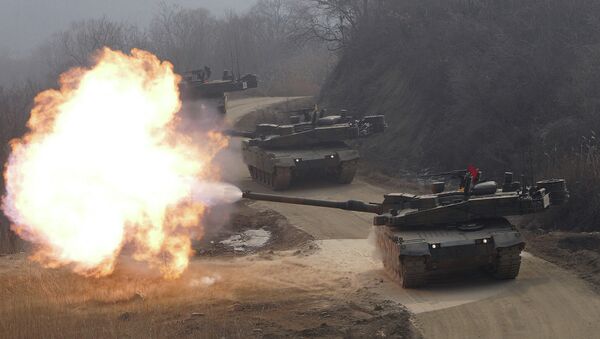 South Korea's K-2 battle tanks fire live rounds during the live fire drill at the complex training field on February 11, 2015 in Gyeonggi-do, South Korea. - Sputnik Brasil