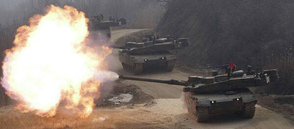 South Korea's K-2 battle tanks fire live rounds during the live fire drill at the complex training field on February 11, 2015 in Gyeonggi-do, South Korea. - Sputnik Brasil