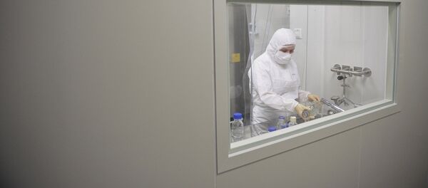 Médicos do Instituto Gamaleya preparam vacina contra o ebola - Sputnik Brasil