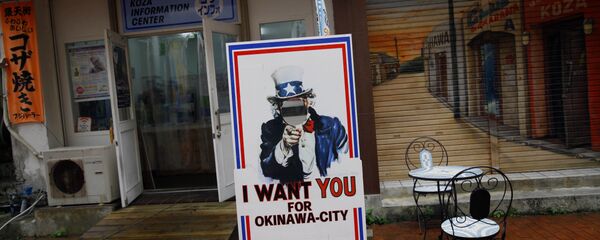 Cartaz do Tio Sam no centro turístico de Koza, perto da base aérea norte-americana, Okinawa, Japão Cartaz do Tio Sam no centro turístico de Koza, perto da base aérea norte-americana, Okinawa, Japão - Sputnik Brasil