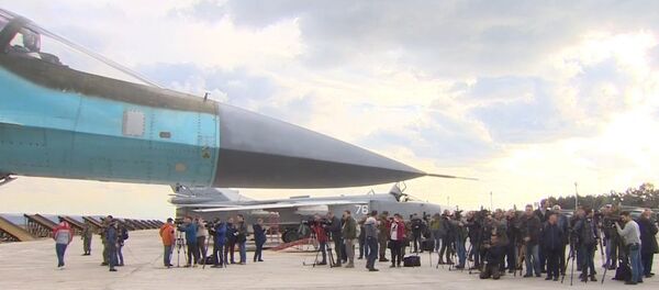 Base aérea russa na Síria acolhe jornalistas estrangeiras - Sputnik Brasil