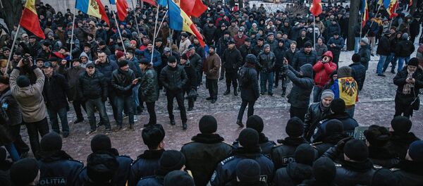 Protesto perante o edifício do parlamento da Moldávia, Chisinau, 21 de janeiro de 2016 - Sputnik Brasil