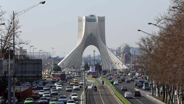 A picture taken on January 18, 2016 shows vehicles driving on a street in front of the Azadi Tower in the capital Tehran - Sputnik Brasil