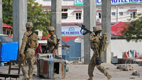 Soldados depois de um atentado em Mogadíscio, capital da Somália, em 7 de novembro de 2015. O ataque a um hotel na capital foi reivindicado pelo al-Shabaab - Sputnik Brasil