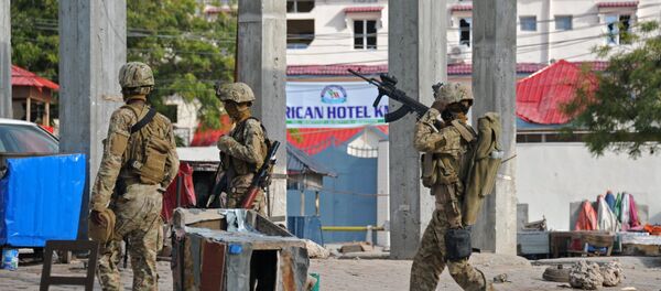 Soldados depois de um atentado em Mogadíscio, capital da Somália, em 7 de novembro de 2015. O ataque a um hotel na capital foi reivindicado pelo al-Shabaab Soldados depois de um atentado em Mogadíscio, capital da Somália, em 7 de novembro de 2015. O ataque a um hotel na capital foi reivindicado pelo al-Shabaab - Sputnik Brasil
