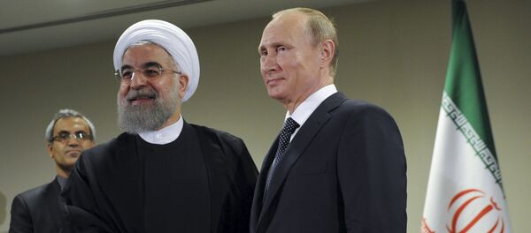 Presidente Vladimir Putin da Rússia (R) se reúne com presidente do Irã, Hassan Rohani, à margem da Assembleia Geral das Nações Unidas, em Nova York, 28 de setembro de 2015 - Sputnik Brasil