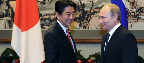 O primeiro-ministro japonês Shindzo Abe e o presidente russo Vladimir Putin apertam as mãos durante o fórum de Cooperação Econômica Ásia-Pacífico em Pequim, China, 4 de novembro de 2014 O primeiro-ministro japonês Shindzo Abe e o presidente russo Vladimir Putin apertam as mãos durante o fórum de Cooperação Econômica Ásia-Pacífico em Pequim, China, 4 de novembro de 2014 - Sputnik Brasil
