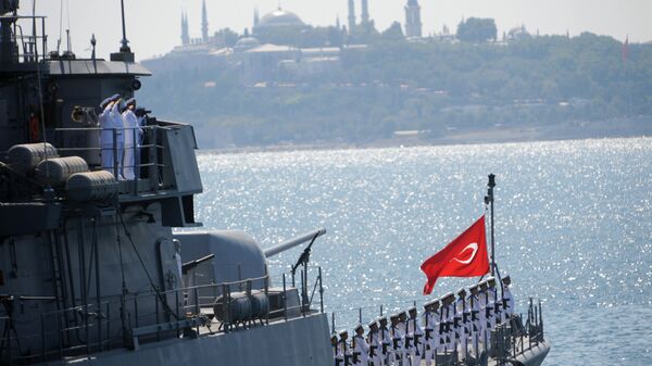 Navio da Marinha turca durante a parada militar no estreito de Bósforo em comemoração ao Dia de Vitória em Istambul, Turquia - Sputnik Brasil