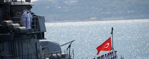 Navio da Marinha turca durante a parada militar no estreito de Bósforo em comemoração ao Dia de Vitória em Istambul, Turquia - Sputnik Brasil