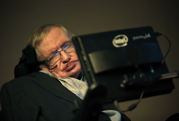 Stephen Hawking durante a coletiva de imprensa de dezembro de 2015, dedicada ao lançamento da Medalha Stephen Hawking para Comunicação Científica - Sputnik Brasil