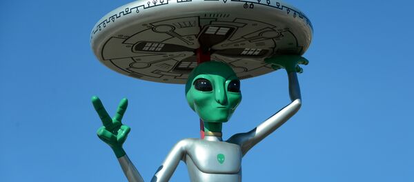 A figura de um extraterrestre em um estacionamento na cidade de Baker, estado norte-americano de Califórnia. Foto de arquivo, 10 de maio de 2015 - Sputnik Brasil