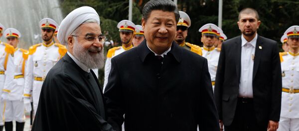 Iranian President Hassan Rouhani shakes hands with Chinese President Xi Jinping (R) during a welcoming ceremony on January 23, 2016 in the capital Tehran. - Sputnik Brasil
