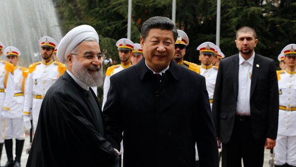 Iranian President Hassan Rouhani shakes hands with Chinese President Xi Jinping (R) during a welcoming ceremony on January 23, 2016 in the capital Tehran. - Sputnik Brasil