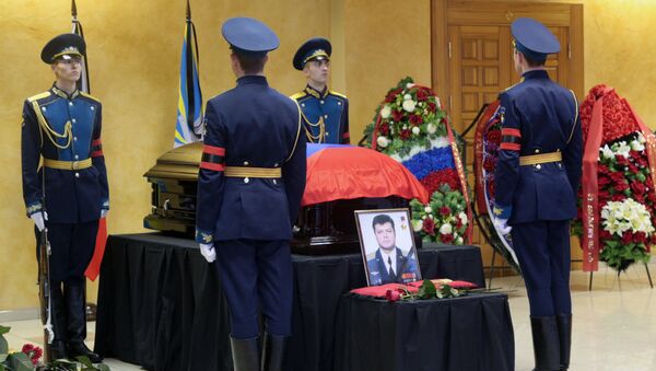 Funeral do piloto Oleg Peshkov morto na Síria - Sputnik Brasil