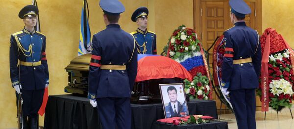 Funeral do piloto Oleg Peshkov morto na Síria - Sputnik Brasil
