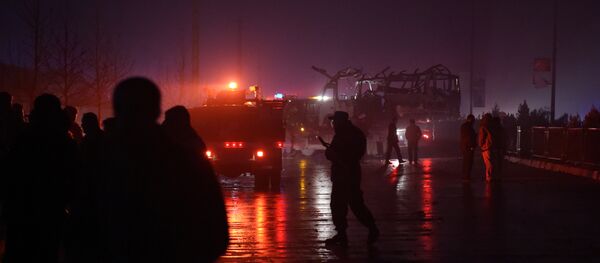 Agentes de segurança afegãos examinam o local da explosão do carro pertencente ao canal de televisão TOLO, em 20 de janeiro Agentes de segurança afegãos examinam o local da explosão do carro pertencente ao canal de televisão TOLO, em 20 de janeiro - Sputnik Brasil