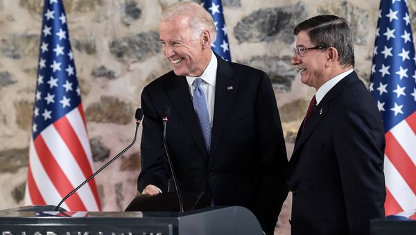 Vice-presidente norte-americano Joe Biden e o primeiro-ministro turco Ahmet Davutoglu durante a conferência de imprensa em Istambul, Turquia, 23 de janeiro de 2016 - Sputnik Brasil