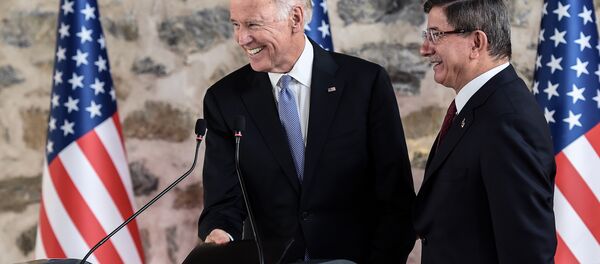 Vice-presidente norte-americano Joe Biden e o primeiro-ministro turco Ahmet Davutoglu durante a conferência de imprensa em Istambul, Turquia, 23 de janeiro de 2016 - Sputnik Brasil