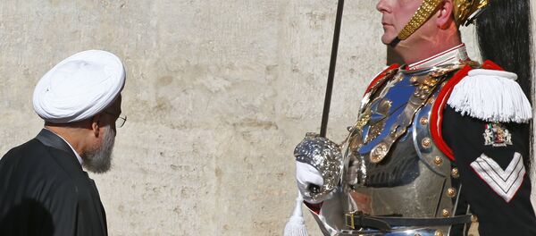 Iran President Hassan Rouhani (L) walks next to the Italian President Sergio Mattarella (unseen) at the Quirinale presidential palace in Rome, Italy, January 25, 2016. - Sputnik Brasil