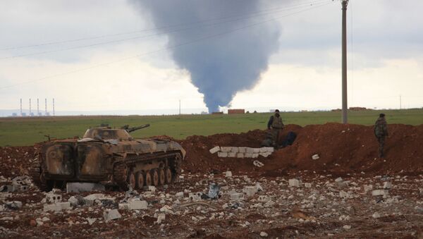 Syrian pro-government forces hold a position as smoke billows following an air strike on an Islamic State (IS) group position in the Hatabat al-Bab area, near town of Al-Bab in Aleppo's eastern countryside, on January 24, 2016. - Sputnik Brasil