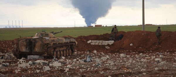 Syrian pro-government forces hold a position as smoke billows following an air strike on an Islamic State (IS) group position in the Hatabat al-Bab area, near town of Al-Bab in Aleppo's eastern countryside, on January 24, 2016. - Sputnik Brasil